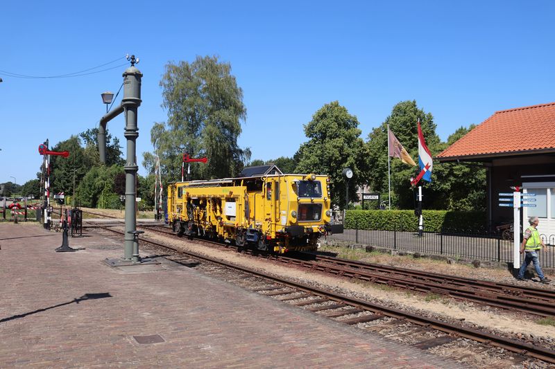 BAM Stopmachine met het fabrieksnummer 1214 en het UIC-nummer 99 84 942 8 702-7.